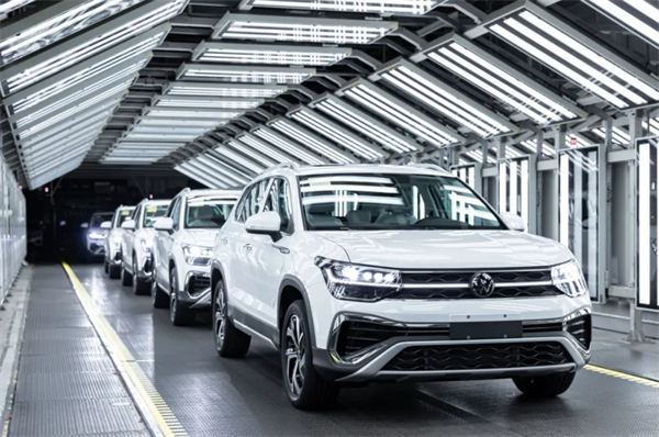 品牌丨合資品牌銷冠續(xù)寫(xiě)傳奇：上汽大眾以"油電并進(jìn)"迎戰(zhàn)2025