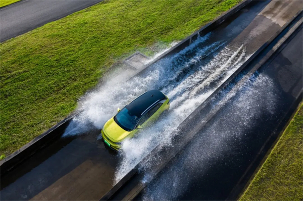 品牌丨合資品牌銷冠續(xù)寫(xiě)傳奇：上汽大眾以"油電并進(jìn)"迎戰(zhàn)2025