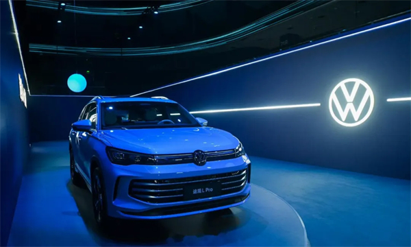 品牌丨合資品牌銷冠續(xù)寫(xiě)傳奇：上汽大眾以"油電并進(jìn)"迎戰(zhàn)2025