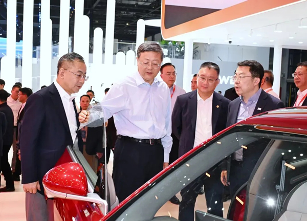 陳吉寧調(diào)研上海車展，察看首發(fā)新品最新技術(shù)