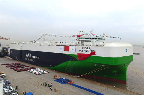 再刷紀(jì)錄！9500車位全球最大汽車運輸船上海首航赴歐