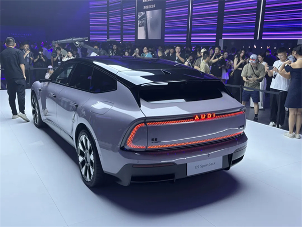 奧迪E5 Sportback：30分鐘破萬單的背后，是豪華電動(dòng)的「取舍」革命！