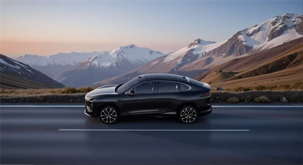 智己上演汽車界“戴維斯雙擊”