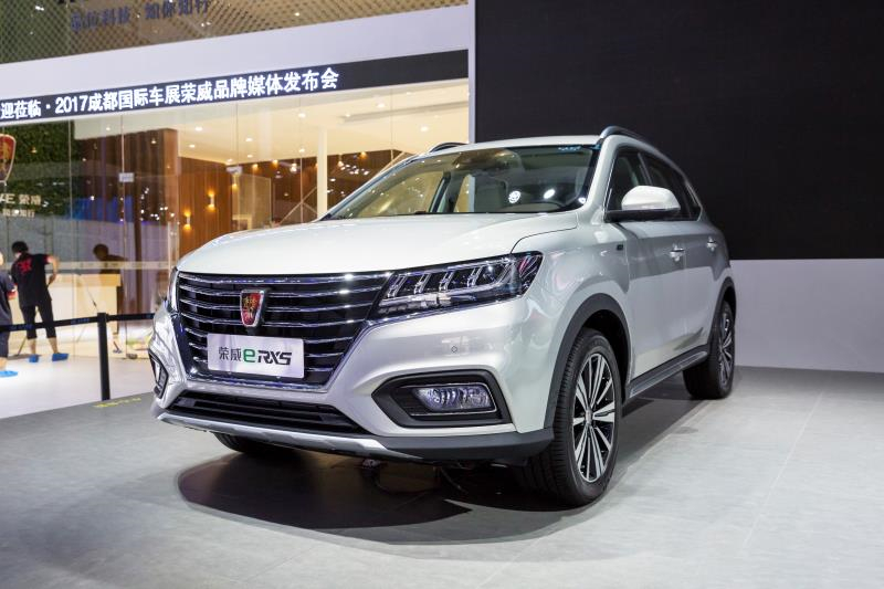 全新榮威950、榮威e950定義“高級(jí)轎車(chē)” 成都車(chē)展亮相售價(jià)16.88萬(wàn)起 互聯(lián)網(wǎng)汽車(chē)上市一周年 系統(tǒng)升級(jí)帶來(lái)顛覆式進(jìn)化