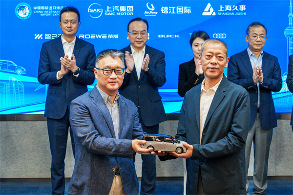 上汽集團(tuán)向進(jìn)博會(huì)交付750輛“政要接待用車”