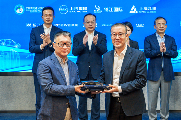 上汽集團(tuán)向進(jìn)博會(huì)交付750輛“政要接待用車”