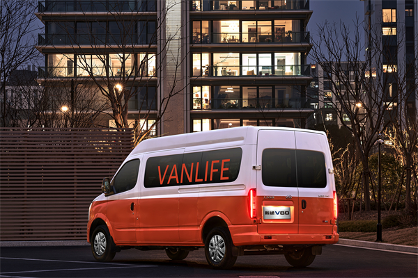 跑得猛、花得少、養(yǎng)得省、全場(chǎng)景！“全場(chǎng)景高價(jià)值輕客”上汽大通新途V80 9AT榮耀上市，全面高人一檔