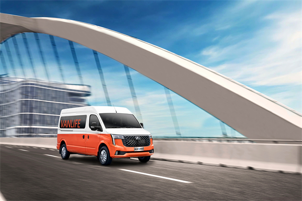 跑得猛、花得少、養(yǎng)得省、全場(chǎng)景！“全場(chǎng)景高價(jià)值輕客”上汽大通新途V80 9AT榮耀上市，全面高人一檔