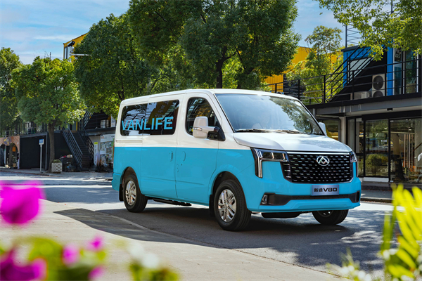 跑得猛、花得少、養(yǎng)得省、全場(chǎng)景！“全場(chǎng)景高價(jià)值輕客”上汽大通新途V80 9AT榮耀上市，全面高人一檔