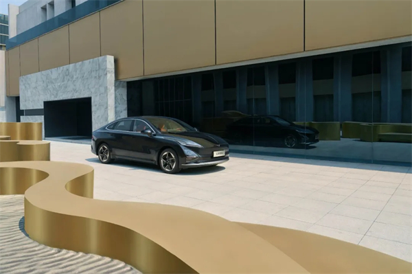 限時先享置換一口價！「10萬級600續(xù)航中級轎車」五菱星光2025款正式上市！