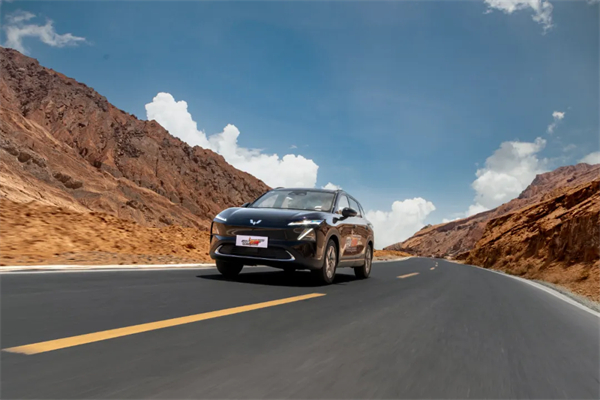 置換補貼價8.98萬元起！五菱星光S 2025款正式上市，以「大快好省」打造全場景家庭出行體驗！