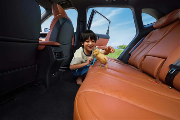 置換補貼價8.98萬元起！五菱星光S 2025款正式上市，以「大快好省」打造全場景家庭出行體驗！