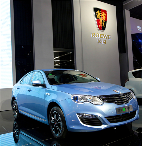 中國首款新能源中高級(jí)轎車亮相廣州車展 榮威E950 續(xù)航里程600KM 油耗1.7升