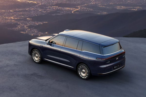 智己拼了！能洗澡還帶地暖的旗艦，32.28萬開賣