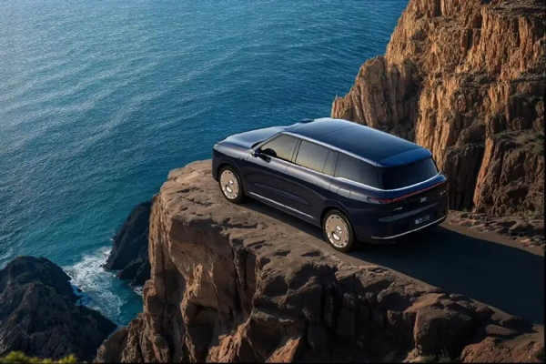 智己拼了！能洗澡還帶地暖的旗艦，32.28萬開賣