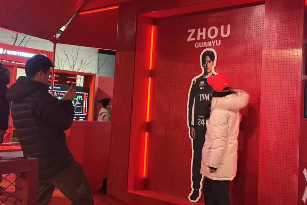 2026格子旗嘉年華燃動(dòng)申城！凱迪拉克攜手周冠宇共啟速度盛宴